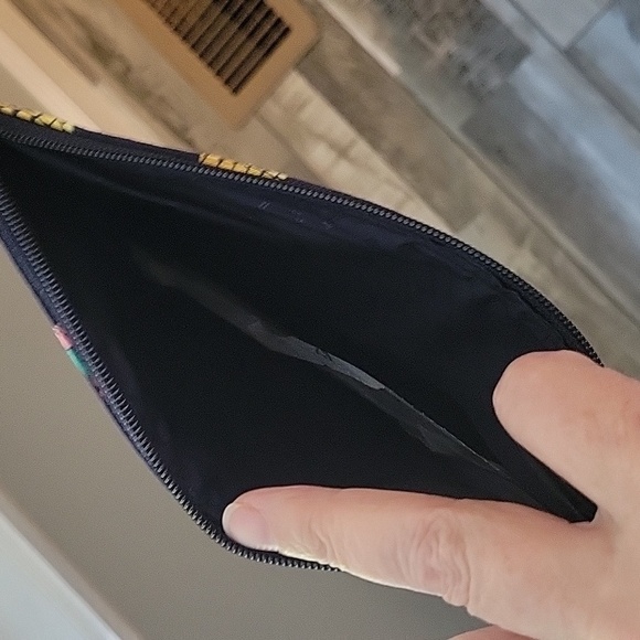 Vera Bradley Crab Patterned Clutch with Pineapple Design NWT - Picture 3 of 4